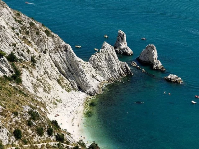 Marche: Spiaggia delle Due Sorelle