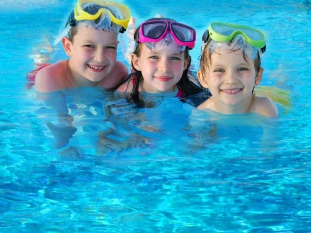 Bambini in piscina