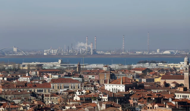 Il polo petrolchimico di Marghera: la laguna di Venezia Ã¨ lÃ¬ a un passo