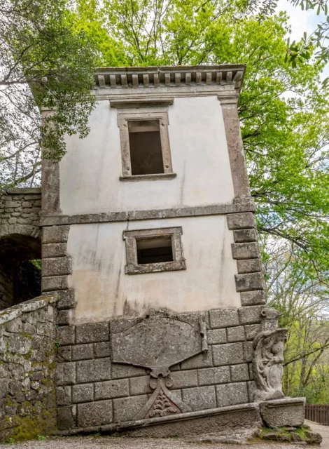 La casa pendente nel Sacro Bosco di Bomarzo