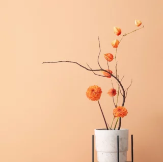 Un ikebana sobrio e raffinato ma altrettanto caldo