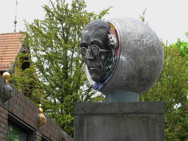 Scultura di JÃ¼rgen Goertz tributo a Le Corbusier a Bietigheim-Bissingen, Bietigheim, nel Baden-Wuerttemberg in Germania