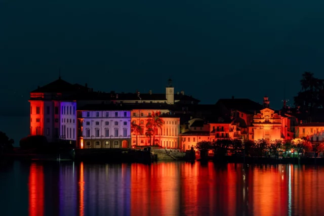 Dettaglio dei giochi di luce dell'Isola Bella, con il Palazzo Borromeo in primo piano.