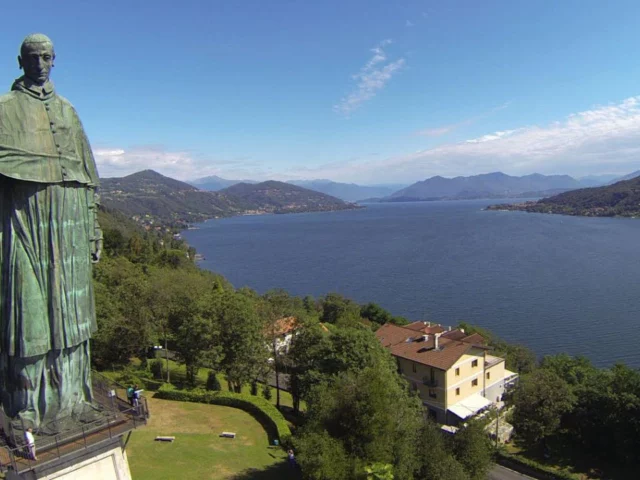 la Statua di San Carlo Borromeo ad Arona