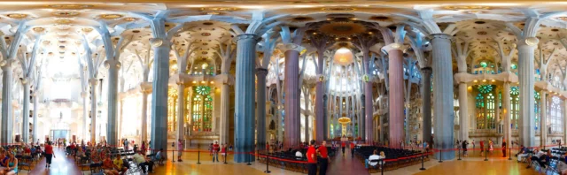 Interno della Sagrada Familia