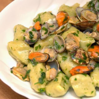 gnocchi di patate e broccoli ai frutti di mare