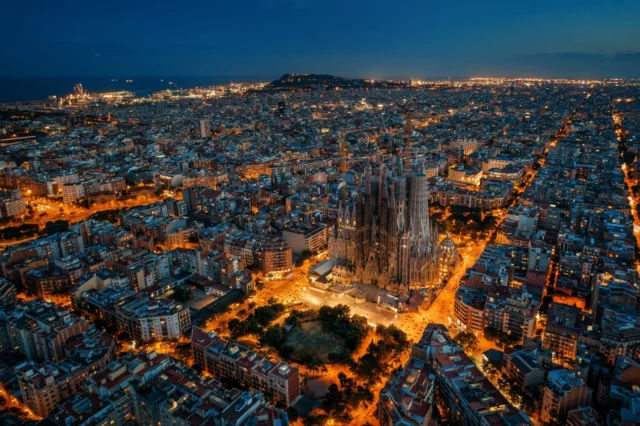 La Sagrada Familia di sera